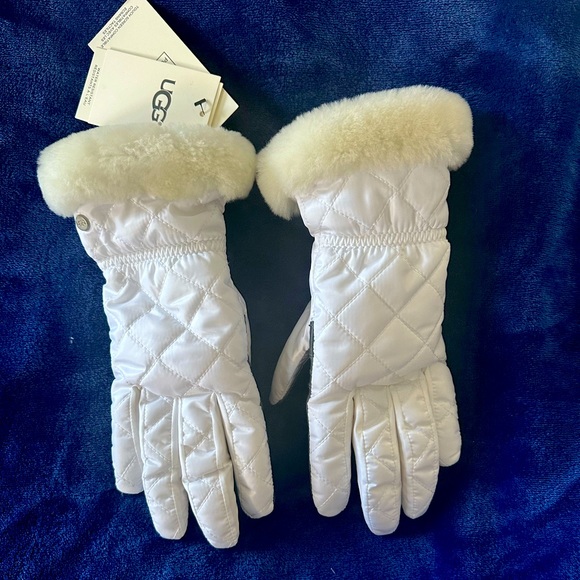NWT UGG Women Winter Gloves w/Touchscreen WaterResistant Sz Small - Picture 1 of 7
